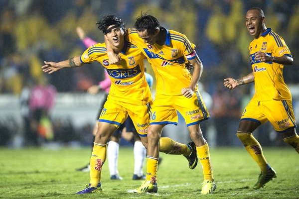 Pulido celebra el segundo de Tigres en el último respiro.