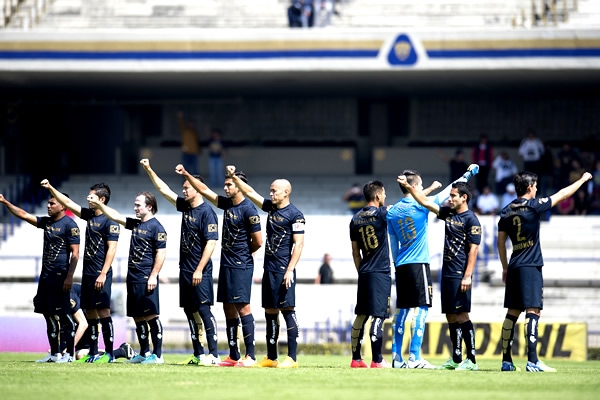 Pumas entonó el tradicional Himno Universitario.
