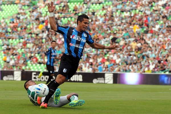 Querétaro tuvo muchas llegadas en el primer tiempo.