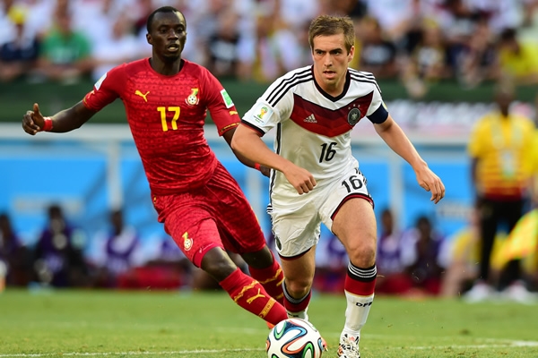 Rabiu no logró robar el esférico a un habilidoso Lahm.