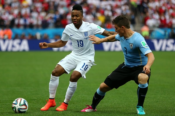 Raheem Sterling buscando pasar a los jugadores uruguayos.