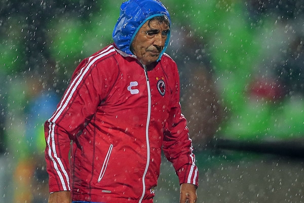 Reinoso muy atento a las acciones de sus pupilos.