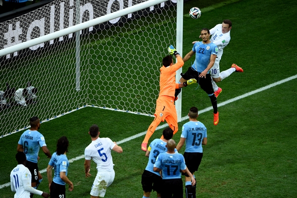 Remate que terminó en el poste.