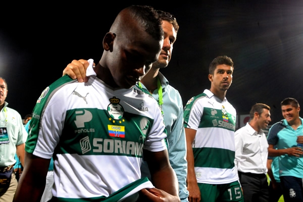 Rentería salió lesionado por la entrada de Escalante.