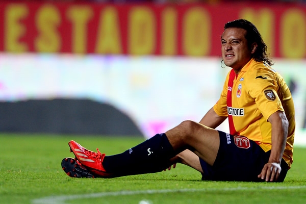 Reynoso no pudo más y salió lesionado en la segunda parte.