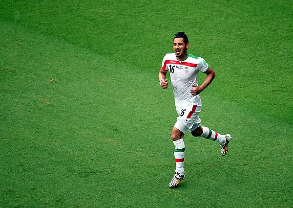 Reza Ghoochannejhad celebrando el gol iraní.