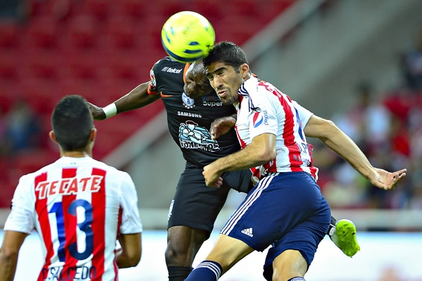 Ríspidas jugadas mostraron Chivas y Tuzos.