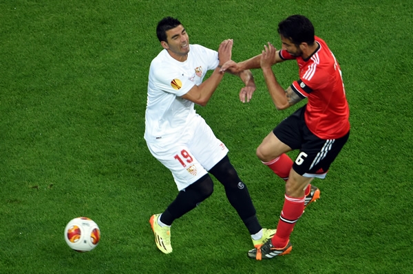 Ríspido juego mostraron Antonio Reyes y rodrigo Machado.