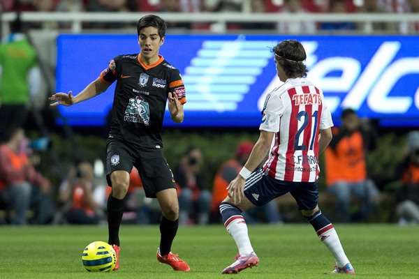 El rival buscaba la forma de marcar al atacante rojiblanco.