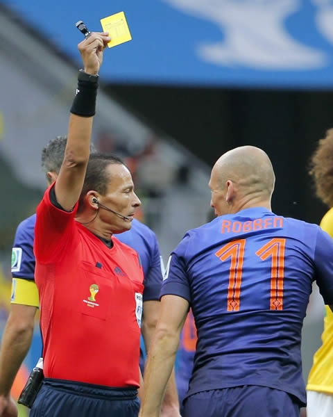 Robben fue amonestado por una falta.
