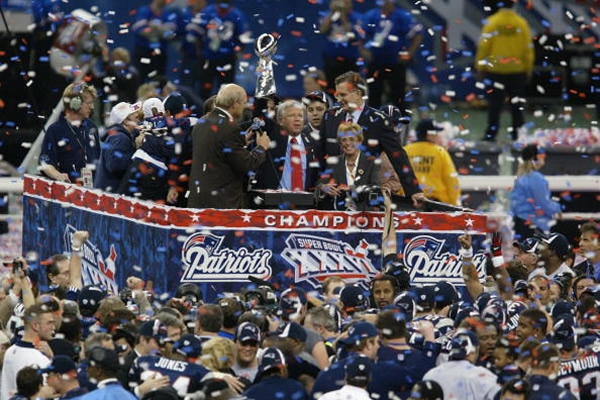Robert Kraft con su primer Super Bowl. El inicio de la dinastía Patriot.