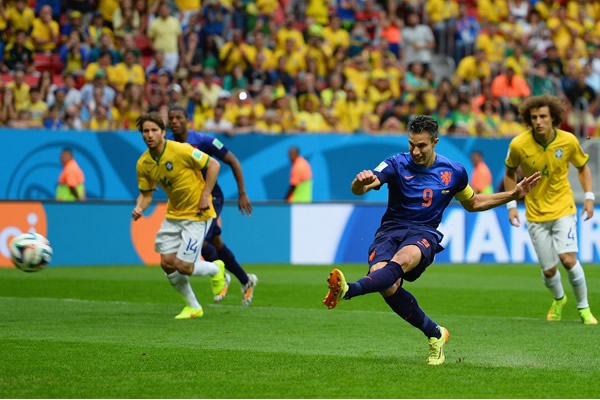 Robin van Persie abrió el marcador.