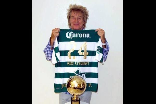 Rod Stewart lució la indumentaria de Santos Laguna.