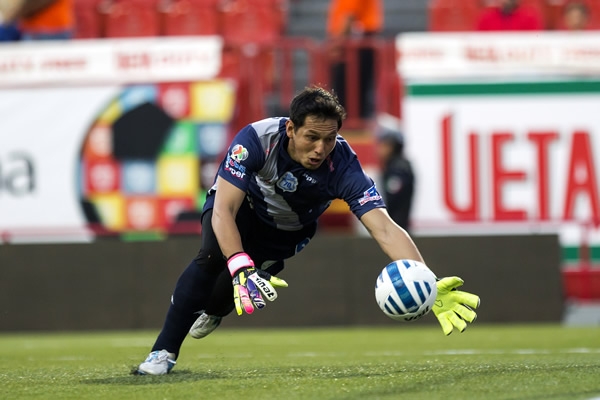 Rodolfo Cota salvó a su equipo en varias ocasiones.