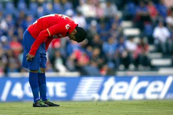 Rojas es desequilibrante, sin embargo, la zaga poblana lo censura con autoridad.