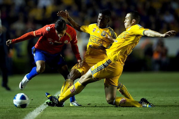 Rojas fue amoestado en la primera mitad.