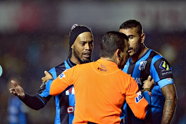 Ronaldinho exigió al silbante una mano de Cruz Azul.
