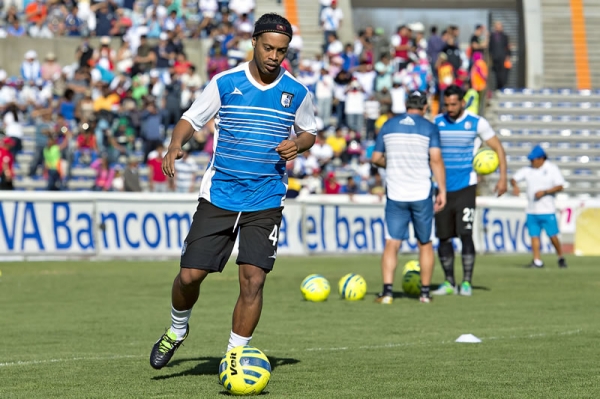 Ronaldinho fue llamado para iniciar como titular.