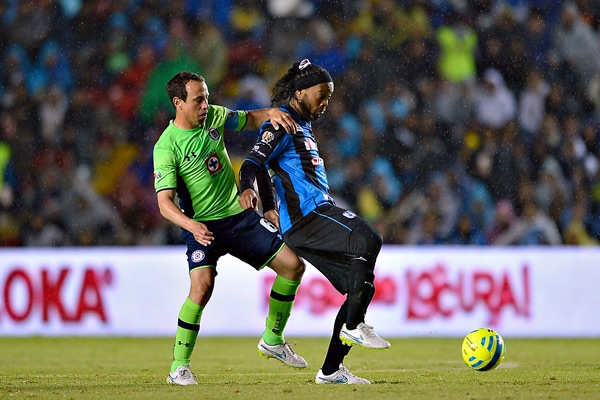 Ronaldinho hizo temblar a La Corregidora con una jugada a balón parado.