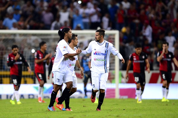 Ronaldinho hizo un golazo de tiro libre.