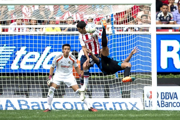 Ronaldinho intentó un remate de fantasía.