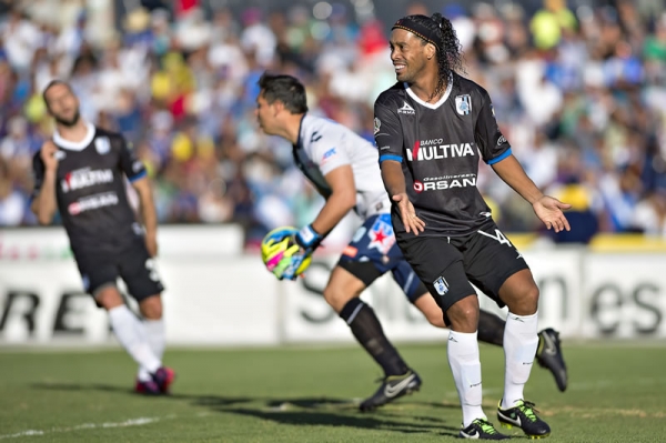 Ronaldinho no podía concretar ninguna llegada.