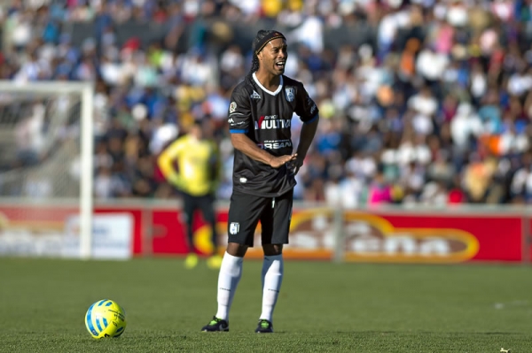 Ronaldinho pedía calma a sus compañeros antes de cobrar.
