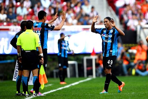 Ronaldinho salió de cambio al minuto 77.