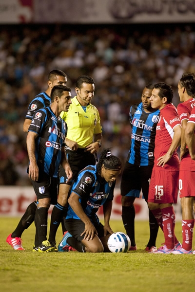 Ronaldinho se llevó un fuerte golpe.
