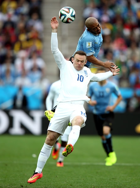 Rooney buscó ganar el balón a los uruguayos.