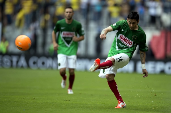 Rubens Sambueza fue amonestado al minuto 20.