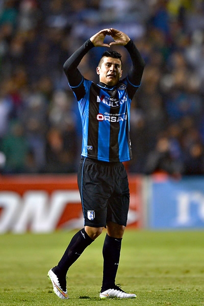 Rubio festejó con la afición su anotación.