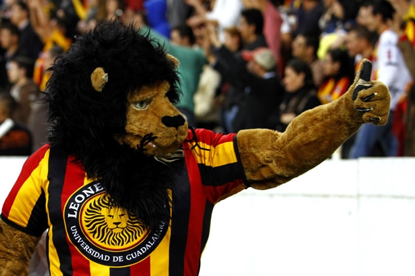 Rufián sabe que se corren los 87 minutos y Necaxa no tiene idea para remontar.