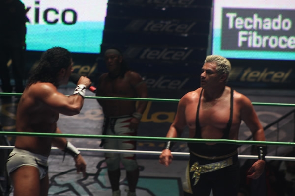 Rush exigió un duelo cabellera contra cabellera.