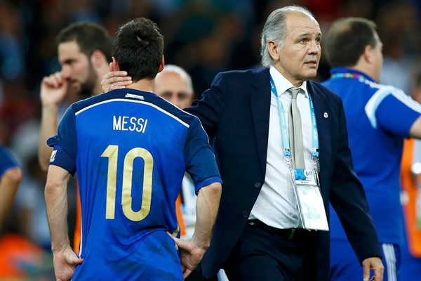 Sabella consoló a Messi tras la derrota.