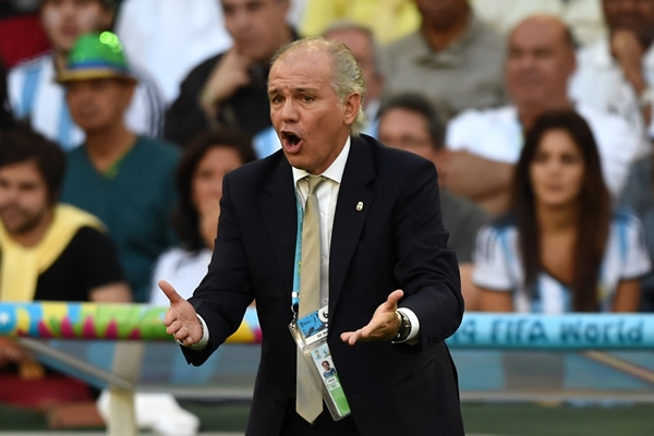 Sabella mostró intensidad y se mantuvo de pie dando indicaciones.