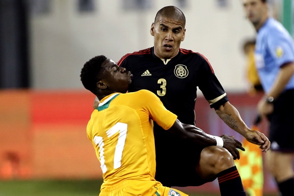 Salcido inició el segundo tiempo con un disparo desviado.