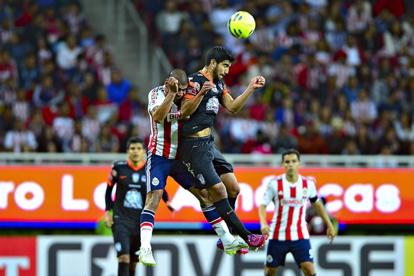 Salcido salió muy aguerrido a hacer lo propio.