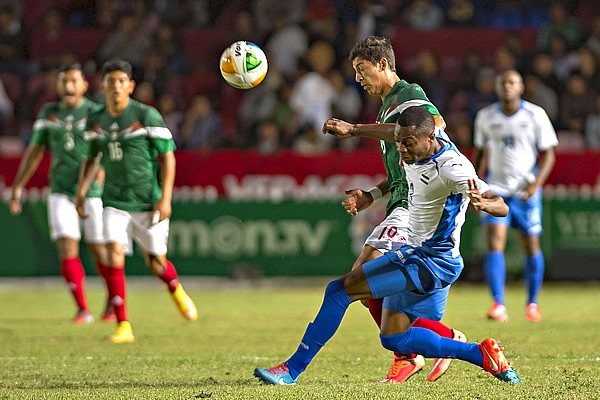 Saldívar ganó la mayoría de los balones al frente.
