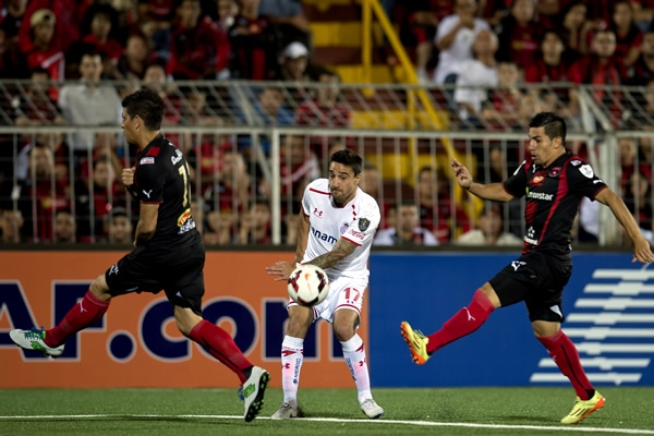 Salgueiro jugó retrasado para ayudar a Nava al ataque.