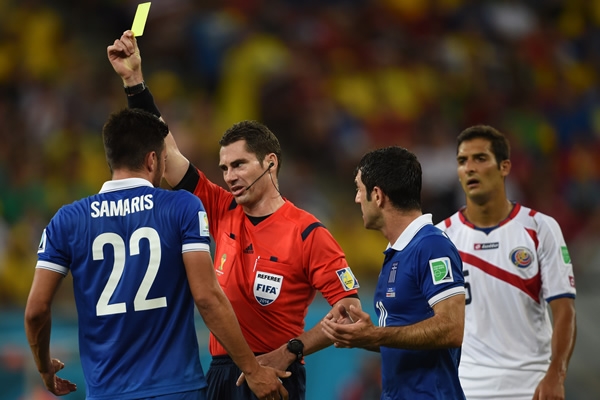 Samaris fue el primer amonestado de la noche, al minuto 32.