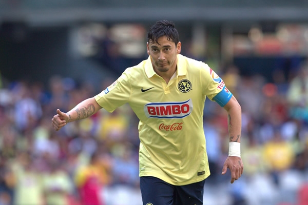 Sambueza salió amonestado antes del descanso.