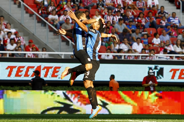 Sanvezzo fue felicitado por Ronaldinho tras marcar 0-2 parcial.