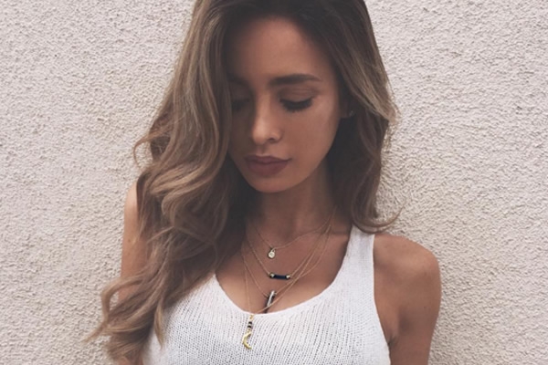 Sarah Stage enamoró las redes con su embarazo sin panza. 