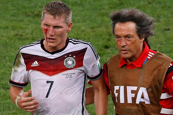 Schweinsteiger recibió un golpe tras una jugada y recibió asistencia médica.