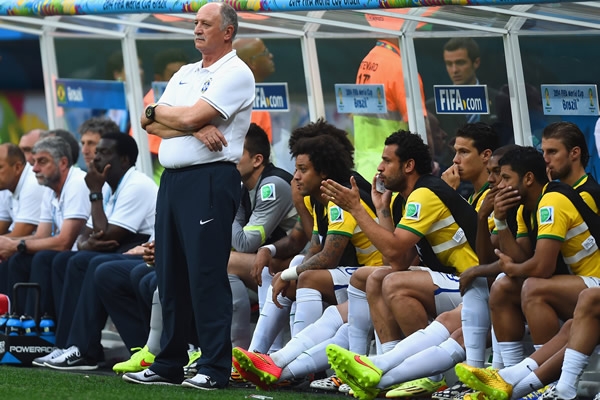 Scolari atento a sus pupilos.