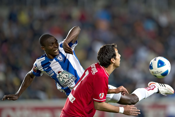 Se intenta de todo para generar a la ofensiva.