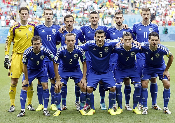 Se presenta la escuadra de Bosnia para foto oficial.