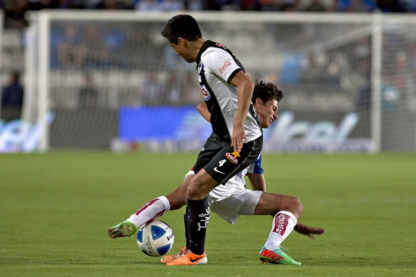 Se sigue peleando con mucha fuerza por la redonda.