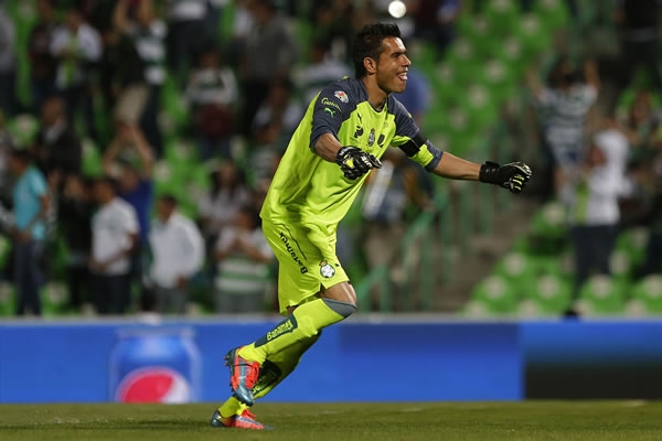 Se vislumbraba feliz el festejo de Oswaldo Sánchez.